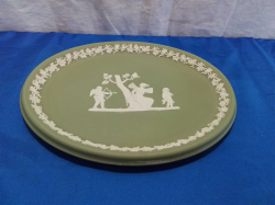 A Lovely Oval Wedgwood Green Cabinet Plated. W.19 L.25 Cm.