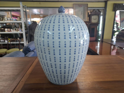 Chinese blue and white porcelain ginger jar with lid. H.18 cm 