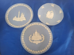 2 Christmas plates 1970 & 1972 and another wedgwood cabinet plate( 1 Large Crack)