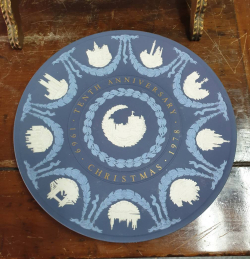 A lovely dark blue 3 colour way Wedgwood English commemorative cabinet plate W.24 Cm. Limited edition  of 10,000 (Good condition)