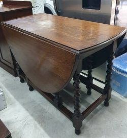 A lovely early  20th C,1920  Oak
8 leg barley twist oval 6 seater drop flap  dinning table with thump nail edge top This table has been polished and bees waxed (W.105 L.150 H.73 Cm. 
In good condition