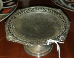 A Edwardian Barnard and son LTD,London 1919
Silver pedestal dish,the plain polished centre with over work surround and cast shell and foliate border raised on moulded circular foot W.13 H.6 Cm.