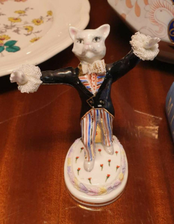 Beautiful unusual Dresden 
cat Orchestra Hand painted porcelain figurine with hand dipped lace porcelain decoration.W.10 H.14 Cm. 