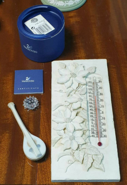 LLadro porcelain music instrument 
Swarovski crystal in original box
and pretty flower thermometer .10x22 Cm.