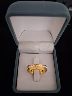 Beautiful gold plated fashion Ring in Velvet Box. (Size 53)