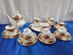 A Royal Doulton Full Tea Set in Old Country  Roses Big Tea Pot, 6 Trios, Cakeplate Milk and Sugar. 