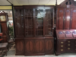 A Beautiful Mahogany Break Front Bookcase in The 18th Century Style with key. D.40 W.175 H.215 Cm. 