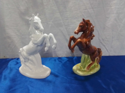 2 Horses by Peter Steiner 1 in White 1 Hand Painted. W.7 H.20 Cm.