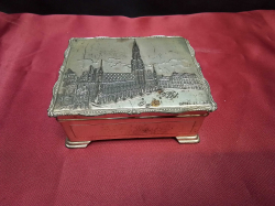 A decretive silver plate trinket box with a city view and wooden interior.W.9 L.11 H.5 Cm.