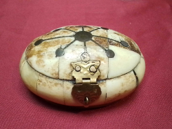 A camel bone trinket box. W.6 L.8 Cm.