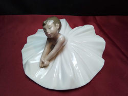 A 1990s retired LLADRO NAO ballet figurine. Height 14cm. No damage.