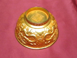 A really nice gold Chinese bowl decorated with dragons very good mark to base. W.12 H.6 Cm.