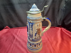 A Large Bavarian beer stein with pewter lid. Dimension 14x37 cm