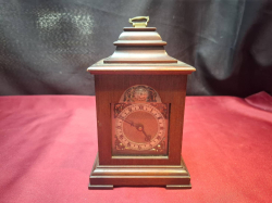 A Miniature bracket clock, 20th century. 19x9x11 cm