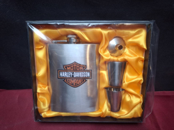 A stainless steel hip flask gift set featuring the Harley-Davidson logo. 