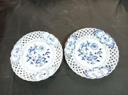 A lovely pair of 19th Century Meissen onion pattern cabinet plates. W. 21 Cm.