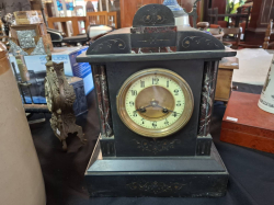 A 12 Victorian Oal Mantel clock. Dimension 26x35x15 cm