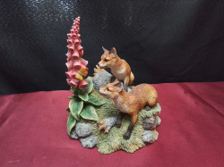 A Very Unusual Border Fine Arts Figure Group of Foxes new a ' Honeysuckle' W.12 H.16 Cm.