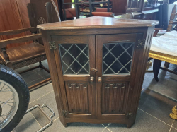 Mid century old English corner cuboard with linen fold deco. Approx. 71x42 cm H.89 cm