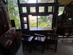 A Solid Oak House bar with 3 bar stools. Dimensions: H.215 cm W.200 cm. Depht 50 cm