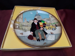 A Boxed Royal Doulton Collection  Plate of The Balloonman. W.25 Cm.