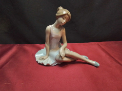 A 1992 retired LLADRO NAO ballet dancer figurine. Height 15cm. No damage.