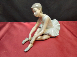 A 1990s retired LLADRO NAO ballet dancer figurine. Height 15cm. No damage. 