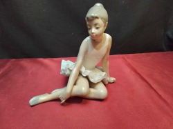 A 1990s retired LLADRO NAO ballet dancer figurine. Height 15cm. No damage. 