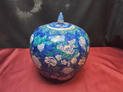 A blue and white pumpkin style lidded vase stamped. W.24 H.26 Cm.