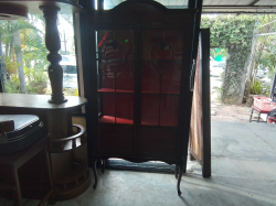 A Lovely Mahogany China Cabinet on Queen Ann legs with key(44). W.90 D.40 H.176 Cm.