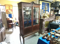 A very nice English Edwardian 
C,1905 mahogany two-door display cabinet with key. D.41 L.114 H.194 Cm.