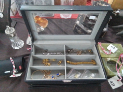 A jewelry box W.19 L.34 H.15 Cm. with full accessories. 