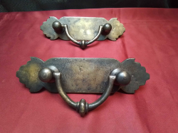 A pair of antique bronze handles. W.6 L.21 Cm.