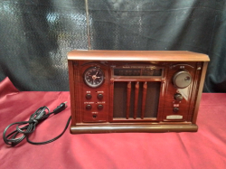 Classic Art Deco 1930s Style Radio, in perfect working order. W.30 D.12 H.18 Cm.