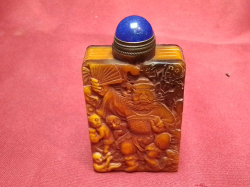 very old Chinese perfume bottle with beautiful decoration and good Chinese mark. W.4 H.8 Cm.