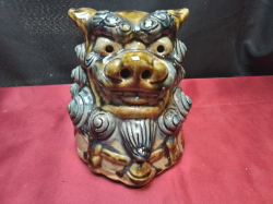 A large foo dog money box. W.16 H.15 Cm.