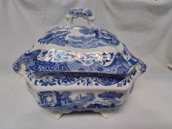 A Large Old Spode Italian Pattern Soup Tureen with Lided. W.28 D.23 H.26 Cm.