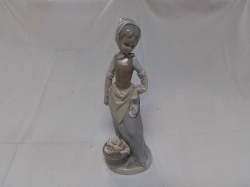 A LLADRO NAO Figure of a Young Girl with Washing.A/F W.8 H.22 Cm.