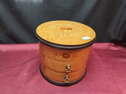 A vintage high quality music jewelry box made in Italy. W.22 H.18 Cm.