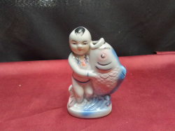 Chinese figure with mark to base a child with a fish. H.13 Cm.