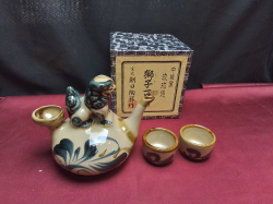 A foo dog tea pot W.17 H.14 Cm.with mark to base and two teacups 