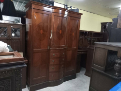 A good quality late Victorian/Edwardian  
Sheraton Revival satinwood compactum wardrobe with 2 double mirrors on the inside of the doors 
And Satinwood Greek key pediment. D.59 W.163 H.214 Cm.