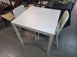 A white Ikea table with 2 chairs quite new (. Size 75x75 cm H.74 cm)