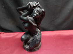 A large Hawaiian figure hand carved. D.13 W.14 H.24 Cm.