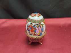 A lovely Chinese egg shaped trinket box. H.9 Cm.
