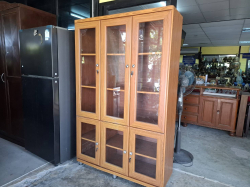 A Nice 4 shelf bookcase with keys
