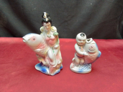 Chinese figure with mark to base a lady with a fish. H.17 Cm and Chinese figure with mark to base a child with a fish. H.13 Cm.