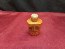 An erotic  sniff bottle.H.8 Cm.