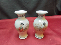A pair of lovely Chinese vases with marks to base. W.5 H.11Cm. 