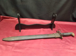 A vintage us bayonet on a stand. W.50 Cm.  
